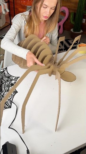 Making a GIANT 🕷️🕸️Spooky Halloween SPIDER 👻 DIY part 1️⃣ cardboard Craft #tutorial #halloween