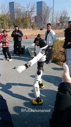 Humanoid Robot’s Lively Outdoor Demo: Crowd-Watching in Urban Park #robot