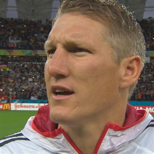 2014 wurde Deutschlands Weltmeisterteam als Beweis für gelungene Integration und Multikulti gefeiert. Besonders Mesut Özil und Jérôme Boateng standen symbolisch dafür. Beide sangen damals die Hymne nicht mit - ein erstes Warnzeichen!Özil wandte sich um 2018 von #Deutschland ab, warf dem Land Rassismus vor und engagiert sich heute politisch-islamistisch für den Diktator Erdogan in der Türkei. Boateng wiederum wurde wegen Gewalt gegen seine frühere Partnerin verurteilt; weitere schwere Vorwürfe üb