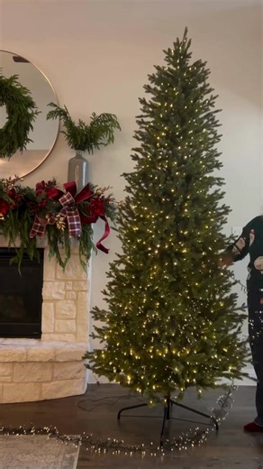 THEY'RE BACK!✨ Our famous TWINKLE Cluster Lights! Designers’ must-have. Customer-favorite. The twinkle that defines Christmas. | Decorator's Warehouse