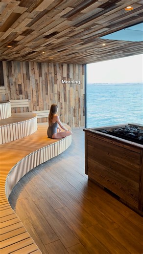 What's your favorite way to start the day? ☕ Ours is a visit to Sky Lagoon 🧡🌅🧖‍♀️ This geothermal spa is famous for its 7-step journey that will leave you refreshed and rejuvenated ✨🤸‍♀️✨ The spa ritual includes: 1️⃣ The Lagoon: Relax in geothermally heated water with breathtaking infinity pool views. 2️⃣ Cold Plunge: Awaken your senses with a refreshing dip—slow, deep breaths are key! 3️⃣ Sauna: Step into a turf house sauna with stunning ocean views, creating a mindful moment of serenity. 4