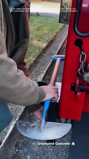 Het slijpen van een graskantenschep op een metalen richel van een vrachtwagen