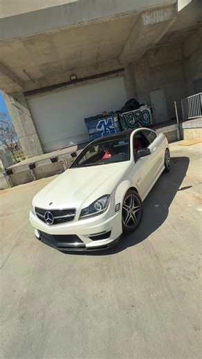 Exploring Diamond White P31: C63 AMG's Unique Features