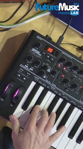 Demo en vivo sobre más de 30 años de historia con el icónico Novation Bass Station. Desde el modelo original de 1993, pasando por Bass Station II, el revolucionario AFX Station creado junto a Aphex Twin, hasta la potencia digital del plugin de GForce, exploramos la evolución de un sinte que nunca pierde su carácter analógico y contundente. Con un set de estudio integrado por Launchkey MK4, Focusrite Scarlett 2i2 4ª Gen y Ableton Live Suite, Zígor López despliega bajos demoledores, leads afilados