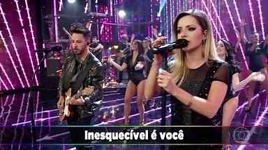 Sandy e Junior cantam sucesso 'Inesquecível'