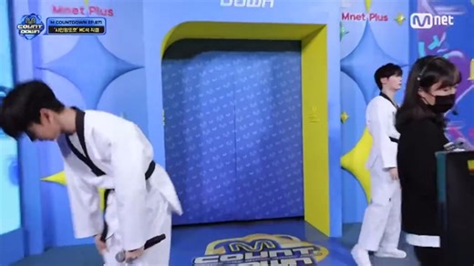 mcd采访前入场 听取哦声一片（这里是mc的饭席基本都是两位mc的粉丝们 