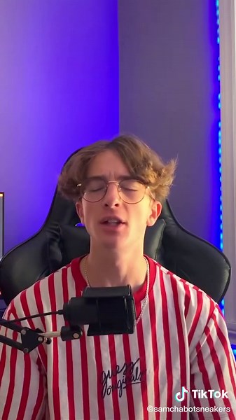 DROP YOUR FAVORITE SNEAKERS IN THE COMMENTS #sneakers #viral #fyp #competion #tournament #nike #yeezy #jordan #hype