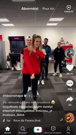 Tibo, Juju et la team croûtons font des danses au local