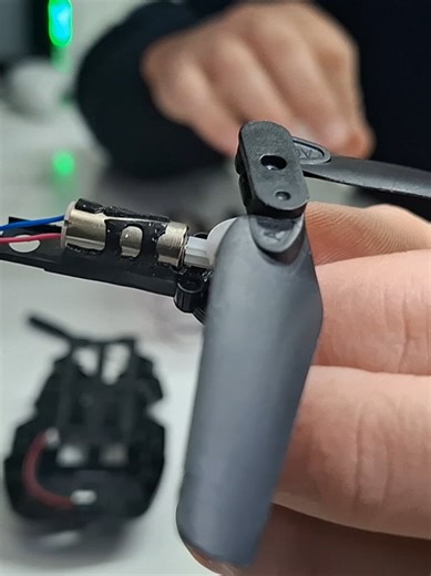 TecnoUp (@tecnoupoficial) - Como Montar um Mini Drone de Brinquedo: Passo a Passo Completo #maker #drone