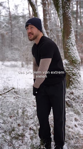 Marcel on Instagram: "Muscle up ist momentum. Viele scheitern nicht, weil es an Kraft mangelt - sondern an fehlender Körperspannung und dass sie immer noch denken, sie müssen einen hohen Klimmzug machen. C Kurwe Weischt #calisthenics #muscleup"