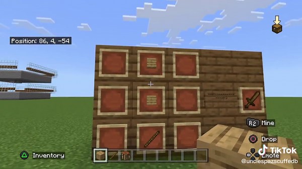 How to build a wooden sword in Minecraft #minecraft #minecrafttutorial #minecraftbuilding #minecrafter #minecraftbedrockeditionpvp