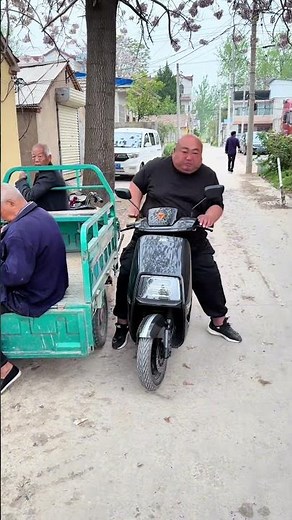 The old man is at a loss. Laugh after watching it once