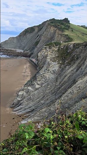 🌊 El flysch de Zumaia: millones de años escritos en la roca