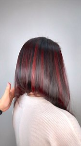 Mechas Rojas es un excelente Color para morenas ideal para cabello natural sin necesidad de decolorar, para este trabajo se utilizo el tono Rojo de contrasti de ALFAPARF sobre una base natural 4-0 con 30 volúmenes. También se podría usar productos similares como: Igora Fashion de Schwarzkopf, Majicontrast de Loreal o Magma de wella. Te dejo el paso a paso https://www.youtube.com/watch?v=NCoLtRsiV9E&t=2s | RAUL ROA ESTILISTA