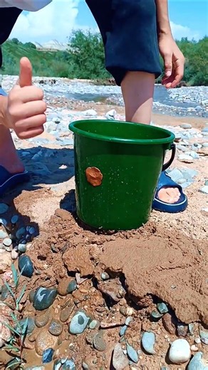 Fixing a Leaking Bucket with Chewing Gum! 😲💧 #diy #lifehack #camping