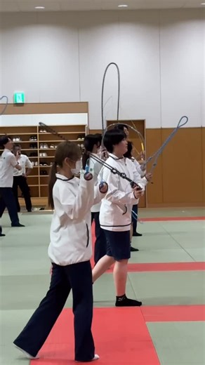 WeckMethod JAPAN on Instagram: "RopeFlow ロープフローで身体の動きを知る 医療系専門学校でロープフローの特別授業 身体の動きを学び、 将来、健康と運動の各方面を担う皆さん、 フローから受け取る身体の流れと反応を 初めてのロープフローで感覚を掴む。 まずは触れて回して身体の繋がりを再認識してみる事。 楽しみながら、試行錯誤しながら。 繰り返し繰り返し。 突然得る《あ、この感覚！》 それがロープフローが与えてくれる原理原則の面白いところですね。 #weckmethod #rmtropeflow #ropeflow #ロープフロー #身体の使い方を学ぶ"