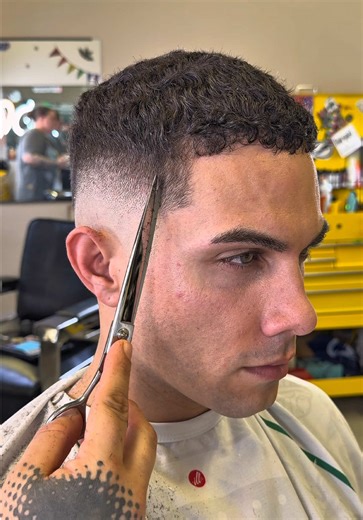 Using scissor over comb to soften the blend and dial in that fade transition. Finished it off with some strategic point cutting to keep the gradient seamless and natural. The goal? A flawless fade every time. #ScissorOverComb #FadeGame #BarberLife #precisioncut