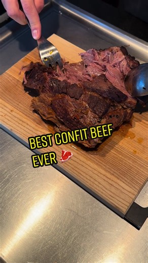 Confit beef chuck 🥩🌶️ How to make it : 1. Grill the vegetables then put them in a bowl with a confit garlic, paprika, pepper, salt and smoked bbq sauce 2. Sear the meat then add the sauce, cover the beef with water and ad rosemary & sage on top. 3. Slow cook for 7 hours at 120° and you’ll have the best confit beef you ever eaten ! Ingredients : - Beef chuck - Mixed of grilled tomatoes, peppers and pimentos - Confit garlic - Smoked bbq sauce - Rosemary and Sage - Paprika #beefconfit #easyrecipe