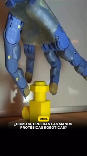 Explicando El Universo on Instagram: "Las pruebas de manos protésicas robóticas evalúan qué tan bien el dispositivo puede replicar la función natural de una mano humana, incluyendo fuerza, precisión y respuesta. Los ingenieros comienzan analizando la durabilidad mecánica, asegurándose de que los dedos, articulaciones y actuadores soporten movimientos repetidos sin fallas. Luego se mide la fuerza de agarre y la precisión, haciendo que la prótesis realice tareas que van desde levantar objetos pesa