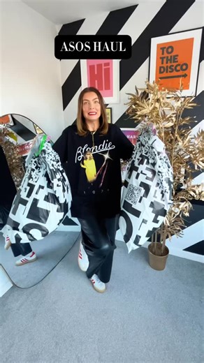 Shellie on Instagram: "Just sharing a few random items I ordered from my favourites! Don’t know what it is but I really can’t pull off the whole oversized blazer vibe! It looks amazingly chic on everyone else 😭 Also I didn’t have the balls to wear the fluffy Topshop cardigan as was just so huge and didn’t seem to flatten when I left it hanging up for 24 hours in hope that it would 🫠 If you would like the links to any of these items comment ASOS and I’ll send them 🫶🏻"