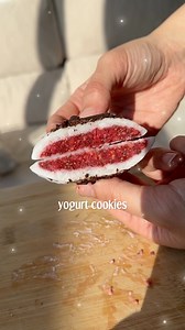 FROZEN YOGURT COOKIES 🍪❄ INGREDIENTS:▪ ⅔ cup (150g) coconut yogurt (or Greek yogurt)▪ ¾ cup (100g) raspberries▪ 1 tbsp chia seeds▪ 1 tsp honey▪ 1 tbsp water▪ Melted chocolate (to taste)⏳ Time: 2 hours in freezer1⃣ Mash the raspberries with a fork.2⃣ Mix with chia seeds, honey, and water.3⃣ Freeze the mixture in small spoonfuls for 1 hour.4⃣ Coat each frozen piece with coconut yogurt.5⃣ Drizzle melted chocolate on top.6⃣ Freeze for another hour — and enjoy!Cold, creamy, and naturally sweet — wou