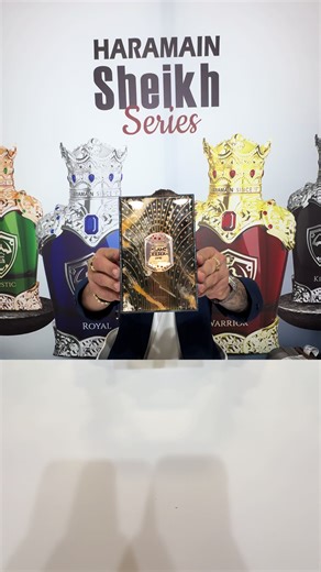 🔥 Haramain Sameera Noir Haramain Sameera Noir comienza con un destello de bergamota y notas calabresas, que aportan una luminosidad floral y cítrica, intensa pero a la vez controlada. En el corazón, la flor de azahar tunecina aporta un luminoso contraste floral, suavizando la composición con una elegancia discreta. Al asentarse, el ambrofix y el pachulí crean una base profunda y moderna, cálida, texturizada y discretamente sensual. Sameera Noir es una fragancia contemporánea con un toque oscuro