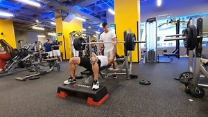 Para calcular el RM se puede utilizar fórmula de Brzycki: . 1RM = peso levantado / (1,0278 – (0,0278 x repeticiones realizadas)) . Su precisión disminuye si en el test realizas más de 10 repeticiones (como ocurrió en el vídeo) . Mejor seleccionar un peso para realizar unas 3-7 repeticiones (lo cual es el rango idóneo) . Realizen un par de series de calentamiento y activación aumentando la carga y no realizando más de 5 repeticiones en cada una. Tras un descanso largo (3-5 minutos, para recuperar