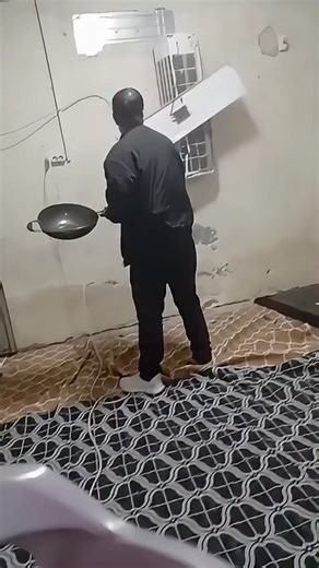 Ogün sever okur on Instagram: "Adana’da boşanma aşamasında olduğu eşi tarafından çocuklarının gözleri önünde şiddete uğrayan bir annenin evi bilinçli şekilde tahrip edildi. Eve girilerek eşyalar paramparça edildi, ev yaşanamaz hale getirildi. Bu yapılan mala zarar vermek değil, çocukların ruh sağlığına ve bir annenin hayatına doğrudan yapılan bir saldırıdır. Bu annenin feryadı çok net: “Ben öldükten sonra mı sesimi duyacaksınız?” Bu vahşeti ve mağduriyeti derhal sosyal hizmetlere bildirdik. Süre