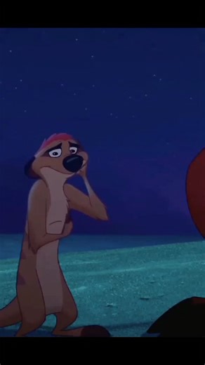 soloescine on Instagram: "El Rey León (1994), dirigida por Rob Minkoff y Roger Allers, cuenta la historia de Simba (Matthew Broderick), un cachorro que huye de su reino tras el asesinato de su padre Mufasa (James Earl Jones) a manos de su tío Scar (Jeremy Irons). En su exilio, Simba crece junto a Timón (Nathan Lane) y Pumba (Ernie Sabella), hasta que su amiga de la infancia Nala (Moira Kelly) lo encuentra y lo convence de regresar para cumplir su destino. Puedes disfrutar de este clásico animado