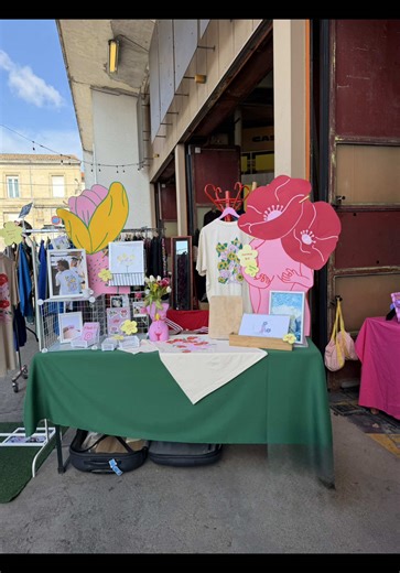 Week-end recap ! 🩷 En passant par le Pont de Pierre jusqu’au marché des Capucins : Je vous conseille d’aller boire l’apéro 🍹 et de faire votre shopping à la @casernebbordeaux, faire un tour à @bien_public_bordeaux et pour terminer en beauté bien sûr, direction Saint-Michel et son superbe @marchedescapucins ! Ce marché est parfait pour faire vos courses, vous trouverez légumes 🥒, pains 🥖, viandes 🥩, poissons 🐟, desserts 🍮, vins 🍷, fleurs 🌷 et j’en passe ! Mais surtout je vous conseille d