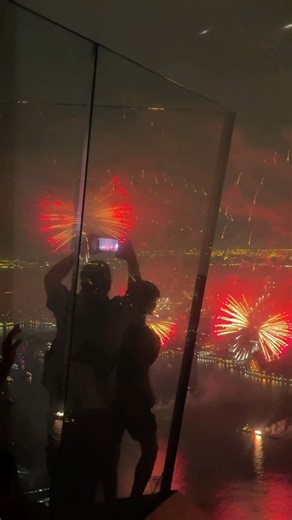 Sky-high celebrations from Edge at Hudson Yards 🇺🇸❤️🤍💙 #edgenyc #hudsonyards #nyc #newyork #fireworks #july4th #independenceday #celebration #nycphotography | Edge