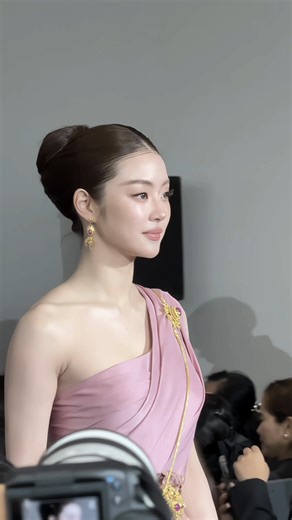 หมิวในชุดไทยพระราชนิยมสวยเกินต้าน