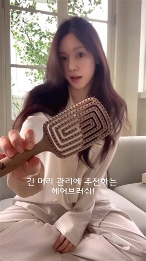 This new hairbrush described as “𝐭𝐡𝐞 𝐦𝐢𝐫𝐚𝐜𝐥𝐞 𝐟𝐨𝐫 𝐥𝐢𝐟𝐞𝐥𝐨𝐧𝐠 𝐨𝐢𝐥𝐲 𝐡𝐚𝐢𝐫” finally hits the market 😲 It’s the easiest way to get rid of 𝐝𝐚𝐧𝐝𝐫𝐮𝐟𝐟, 𝐨𝐢𝐥𝐲/𝐠𝐫𝐞𝐚𝐬𝐲 hair and guarantee you feel confident in, without needing shampoo or product! As if it couldn't get any better, this brush also fixes scalp issues without any extra effort 𝐇𝐞𝐫𝐞’𝐬 𝐰𝐡𝐚𝐭 𝐟𝐢𝐯𝐞 𝐬𝐭𝐚𝐫 𝐜𝐮𝐬𝐭𝐨𝐦𝐞𝐫𝐬 𝐞𝐱𝐩𝐞𝐫𝐢𝐞𝐧𝐜𝐞: ⭐️⭐️⭐️⭐️⭐️ ✅ Detangle without ripping out hair ✅