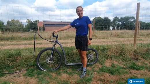 Unsere Expertin für Zughundesport Jule Prins erklärt und zeigt uns den Dogscooter Kostka Mushing Max. Hier geht es zum Produkt: www.sporthund.de/tretroller-kostka-mushing-max | Sporthund