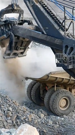 La pala P&H 2800 XPB carga más 👷🏽‍♂️ Darth78 #palaeléctrica #camiónminero #operacionesmineras #equipopesado #maquinariapesada | Rastro Minero