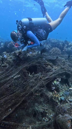 Another net, another rescue🎣 Two months in a row, we have removed two ghost nets from two different reefs. Just like the last, this discarded fishing net was found tangled across a patch of coral reef, smothering coral colonies and entangling all sorts of marine life in its path. Hidden in its fibres, we found a crab struggling to free itself and a small scorpionfish so well camouflaged it was almost missed. Both were safely released, but this is a stark reminder of how ghost nets continue to h