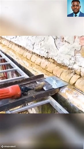TAMBOURA Hamidou Hamadoum on Instagram: "L’insertion d’une feuille métallique dans un mur est une technique efficace pour arrêter la remontée capillaire. Placée à la base de la maçonnerie, cette barrière coupe le passage de l’humidité et protège durablement les murs contre les dégradations. Une solution simple et fiable pour assainir les bâtiments. 🧱🔧 #RemontéeCapillaire, #BarrièreMétallique, #Humidité, #Construction, #Rénovation, #GénieCivil, #BTP, #Assainissement, #Maçonnerie, #BuildingRenov