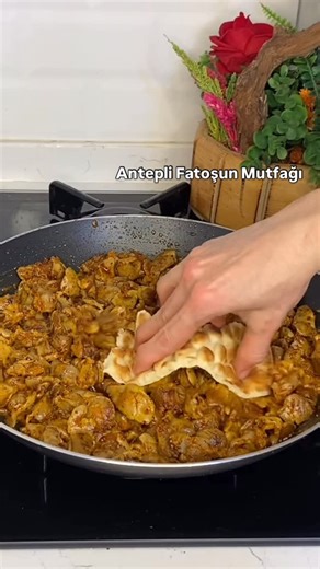 Antepli Fatoşun Mutfağı on Instagram: "#anteplifatoşunmutfağı @antepli_fatosun_mutfagi ❗️HEM UYGUN FİYATA🤌HEM DE LOKUM GİBİ YUMUŞACIK KAVURMA LEZZETİNDE TAŞLIK KAVURMA Bu tarifin ayrıntılı videosunu YouTube kanalında paylaştım izleyebilirsiniz Gerekli malzemeler Tavuk taşlık 1,5 kg Yarım çay bardağı zeytinyagı 1 yemek kaşığı tereyağı 1 tatlı kaşığı pulbiber 1 tatlı kaşığı toz biber 1 çay kaşığı karabiber 1 çay kaşığı kimyon Yeteri kadar tuz Tablacı salatası için 2 adet kuru soğan 2 adet domates