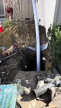 Replacing a sewer lateral via trenchless via trenchless pipe bursting method