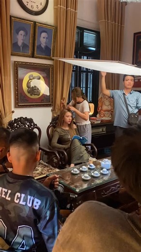 Nguyễn Thuỳ Dương on Instagram: "Vắt vẻo ngồi đợi xem bố Phi livestr >.