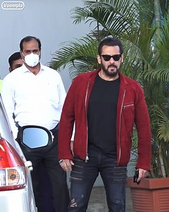 Katrina chali Salman ke saath shoot pe... private chartered plane mein✈️🤑 The on-screen jodi was spotted by our cameras at the private terminal of Mumbai airport, jahaan se sab VIP chartered flights chalti hai💰 Katrina Kaif wore a sweatshirt over latex-lookin' yoga pants (it's probably faux latex coz real latex wouldn't be the first thing you'd pick when you're going to plonk yourself on a flight innit) while the Bhai of all Bhais werked his usual vibe with arms hangin' to the sides in a red j