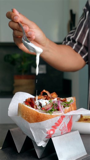 Anzeige | Am 6. September bin ich live bei @Bosch Home DE auf der Stage of Life dabei – bis dahin gibt’s erstmal diesen knusprigen Räuchertofu-Döner aus dem Bosch Double Stack Air Fryer, den du ab sofort im TikTok Shop von @boschhomede findest! 🍽️ Portionen: 2 | 🔥 Schwierigkeit: einfach 📄 ZUTATEN 400 g Räuchertofu 2 Dönerbrote oder große Pita-Brote 400 g Kartoffeln 2 EL Sojasauce 1 EL neutrales Öl 1 EL Speisestärke 1 TL Paprikapulver edelsüß ½ TL Kreuzkümmel ½ TL Knoblauchpulver ½ TL getrockn