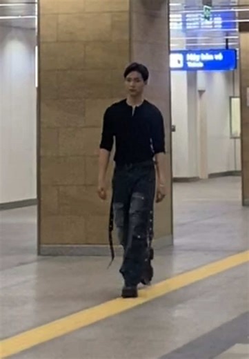 Metro 🚈 #model #catwalk