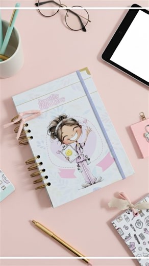 Pao Vega on Instagram: "El efecto de glossy sin duda es fantástico, siempre me preguntan sobre el efecto en portada y es un glossy accents, no es resina pero el resultado es precioso! Fácil de colocar, efecto duradero, no es tóxico ni tampoco tiene olor, búscalo como #glossyaccents . . . . . ."