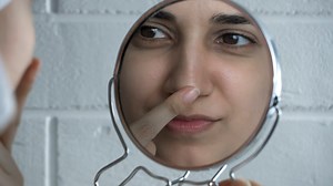 Une pince à épiler intelligente pour attraper les points noirs : bonne ou mauvaise idée ?