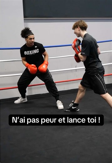 Je sais, c'est plus facile à dire qu'à faire. La peur, elle est là, bien réelle. Celle de se planter, celle du regard des autres, celle de pas être à la hauteur. Mais si tu attends d'avoir toutes les certitudes pour commencer, tu ne commenceras jamais. Moi aussi j'ai peur. Tous les jours. Peur de me lancer dans des projets, peur de montrer qui je suis vraiment, peur d'échouer devant tout le monde. Mais j'ai appris un truc : Le courage, c'est pas de ne pas avoir peur. C'est d'avancer quand même. 