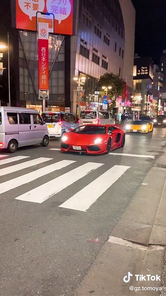 ランボルギーニ爆音！ハロウィンで火を吹くアヴェンタドール