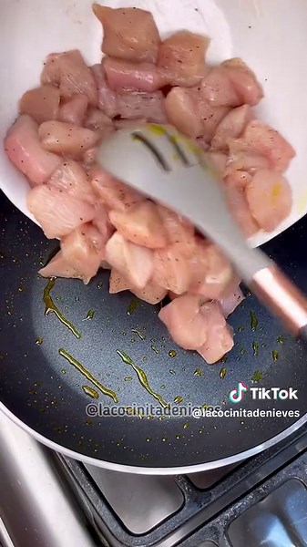 😍Deliciosos Garbanzos con pollo y chorizo ahumado👌Te va a encantar 😋 🙌Recuerda guardar y compartir con tu familia y amigos esta deliciosa receta, muchas gracias ❤️ 📝Ingredientes: - 300g de garbanzos - Agua suficiente para cubrir los garbanzos - 1 pechuga de pollo cortada en cubos pequeños - 3 chorizos ahumados - 1 cebolla - 1 ajo porro - 1 pimentón - 3 ajíes dulces - 1/2 cda de ajo triturado - 1/4 taza de vino blanco - 1 Cda de pimentón ahumado - 1 cdta de orégano - Sal y pimienta a gusto -