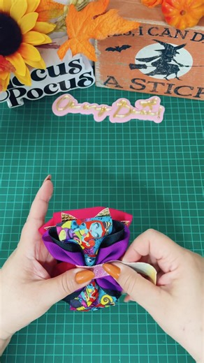 17K views · 447 reactions | Hola a todos!!!! Les dejo esta clase de un moñito con listón de 5 Cms. Facilito y bello. Espero les guste, no olviden apoyarme con sus comentarios y reacciones.  #tutosmisserika #tutomisserika #misserika | Oh My Bow by Erika Aguilar | Facebook