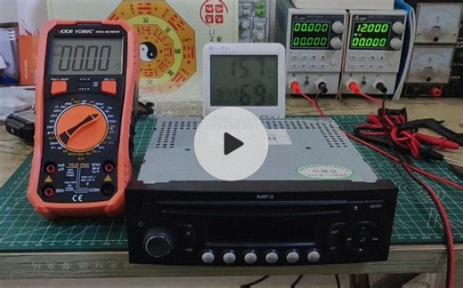 修一个车载CD机，故障是自动开机还漏电